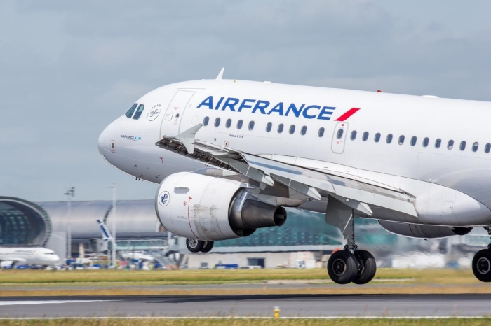 Стачка на авиодиспечерите блокира въздушния трафик във Франция